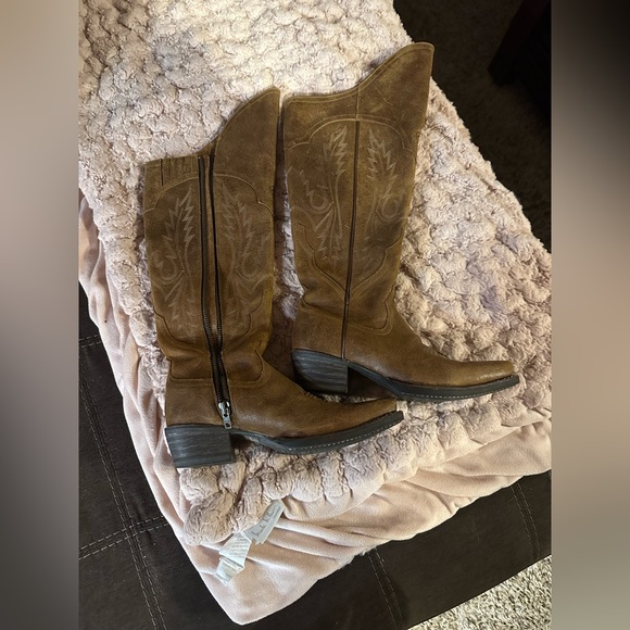 Ariat cowboy boots - Picture 2 of 5
